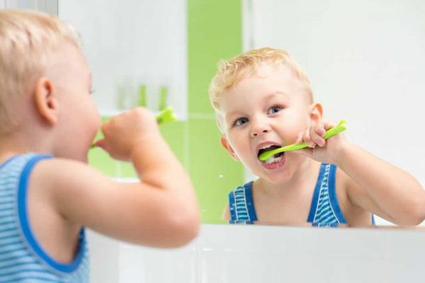 Việc đánh răng từ sớm không chỉ giúp bé ngừa các vấn đề về răng miệng mà còn hình thành thói quen cho trẻ từ khi còn nhỏ. 